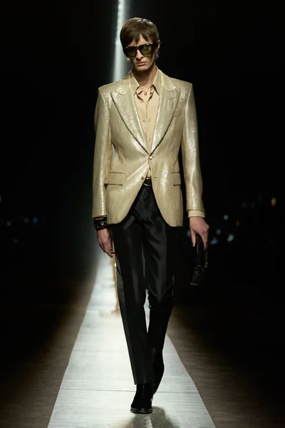Look 17